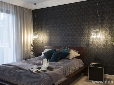 Ciemna sypialnia z elegancką tapetą - aranżacja domu jednorodzinnego