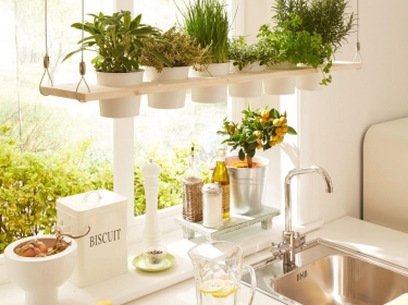 Półka z ziołami zapewni nam moc pięknych zapachów w domu i świeże przyprawy na wyciągniecie ręki. Zobacz, jak zrobić ją krok po kroku