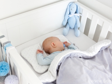 Pastelowy pokój dziewczynki - pomysł na aranżację pokoju niemowlaka