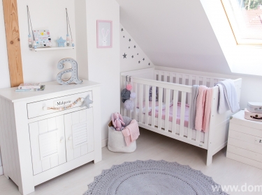 Pastelowy pokój dziewczynki - pomysł na aranżację pokoju niemowlaka