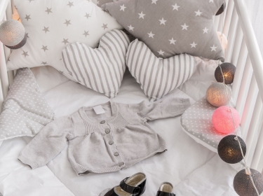 Jako oświetlenie dekoracyjne w pokoju niemowlaka doskonale sprawdzą się nastrojowe cotton balls.