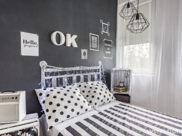 Biało-czarna aranżacja sypialni w stylu skandynawskim z zastosowaniem farby tablicowej