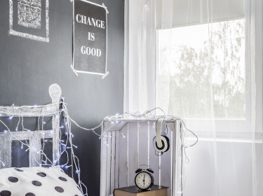Biało-czarna aranżacja sypialni w stylu skandynawskim z zastosowaniem farby tablicowej