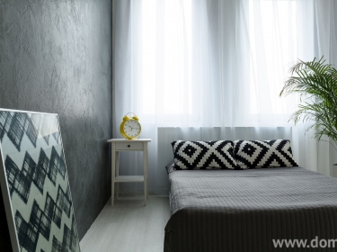 Minimalistyczna aranżacja sypialni z wykorzystaniem tynku strukturalnego