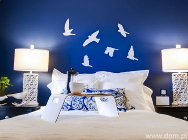 Dekoracja niebieskiej sypialni z użyciem szablonów