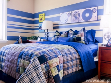Niebieskie pasy na ścianie w sypialni