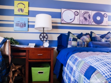 Niebieskie pasy na ścianie w sypialni