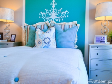 Niebiesko-biała dekoracja sypialni