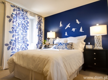 Dekoracja niebieskiej sypialni z użyciem szablonów