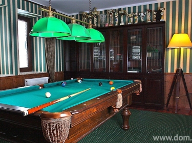 Dodatkowy pokój, mogący pełnić funkcję pokoju do gier i zabaw, w dużym domu jednorodzinnym z krytym basenem