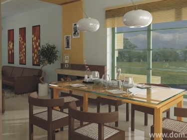 Przestronny salon z kominkiem, wypełniony światłem z dużych okien, z przejściem do jadalni i kuchni w domu z poddaszem dla 6-8 osobowej rodziny.