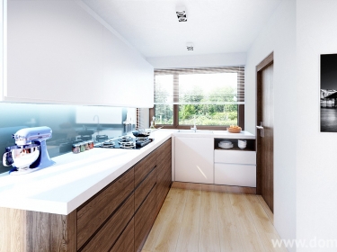 Nowocześnie i ergonomicznie urządzona kuchnia w bieli i drewnie, z funkcjonalną spiżarnią, mieszcząca się w strefie dziennej na parterze domu z poddaszem, przeznaczonym dla 4-5 osobowej rodziny