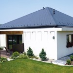 Pokrycie dachu małoformatowymi płytkami z włóknocementu jest atrakcyjnym rozwiązaniem architektonicznym. fot. płytki dachowe marki EURONIT