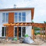 Standardowe projekty domów jednorodzinnych można budować albo na podstawie pozwolenia na budowę, albo jej zgłoszenia. Wybór najczęściej należy do inwestora. Najczęściej, ale nie zawsze...